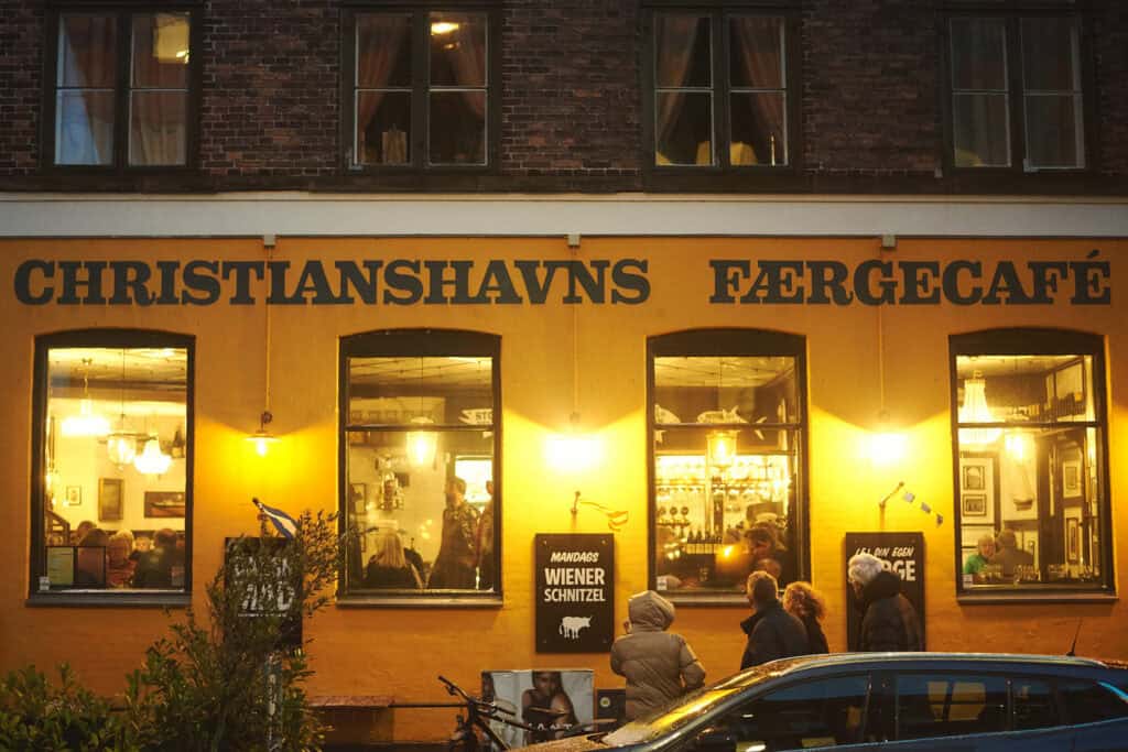 Christianhavns Færgecafes facade i aftenbelysning