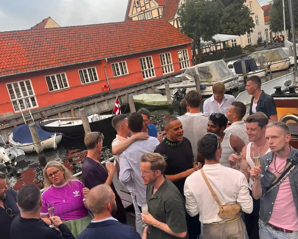 festlig sammenkomst med mennesker samlet på færgecafeen