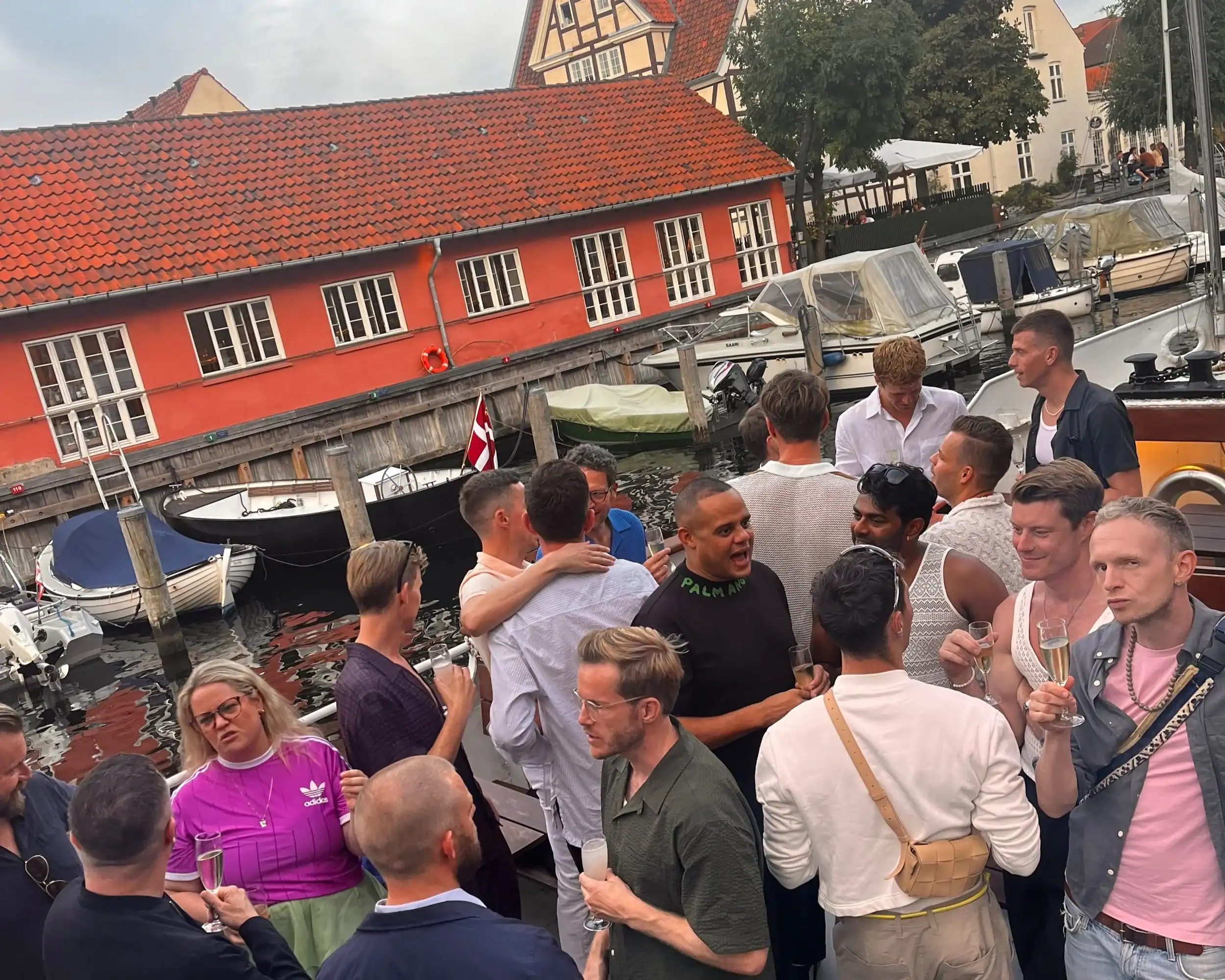 festlig sammenkomst med mennesker samlet på færgecafeen