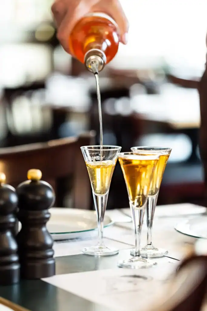 snaps skænkes i tre snapseglas