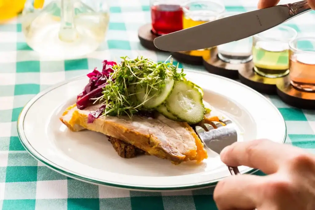 flæskesteg på rugbrød på tallerken