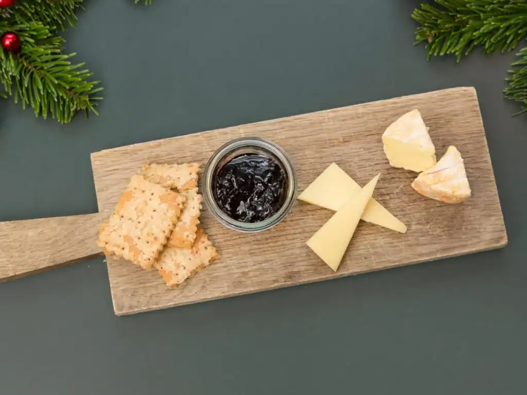 osteservering på bræt med sødt til