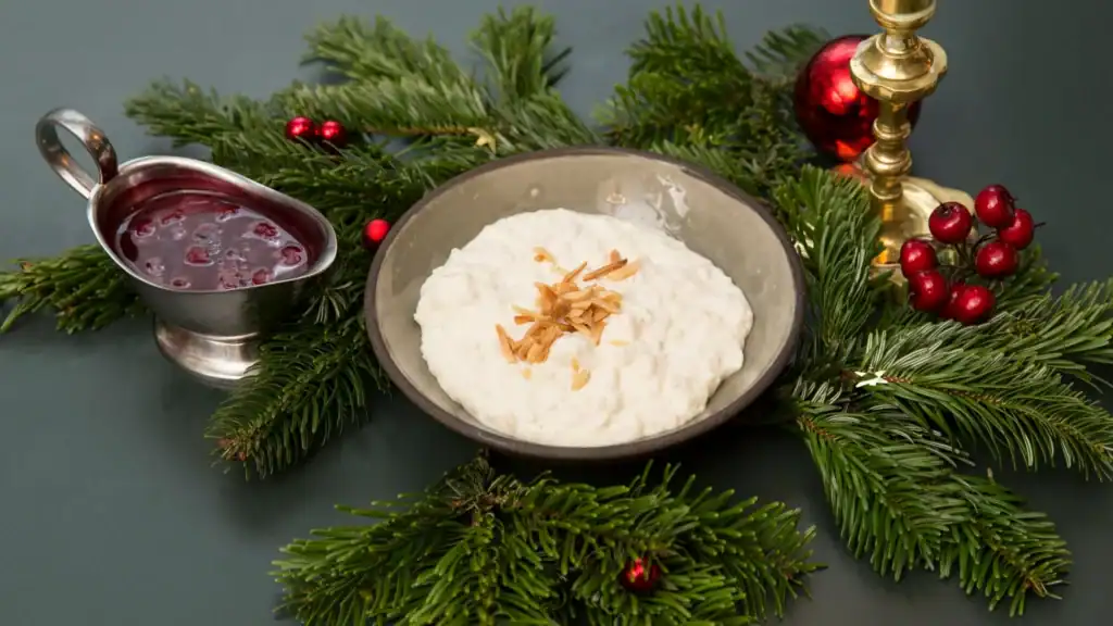 Risalamande og kirsebærssovs