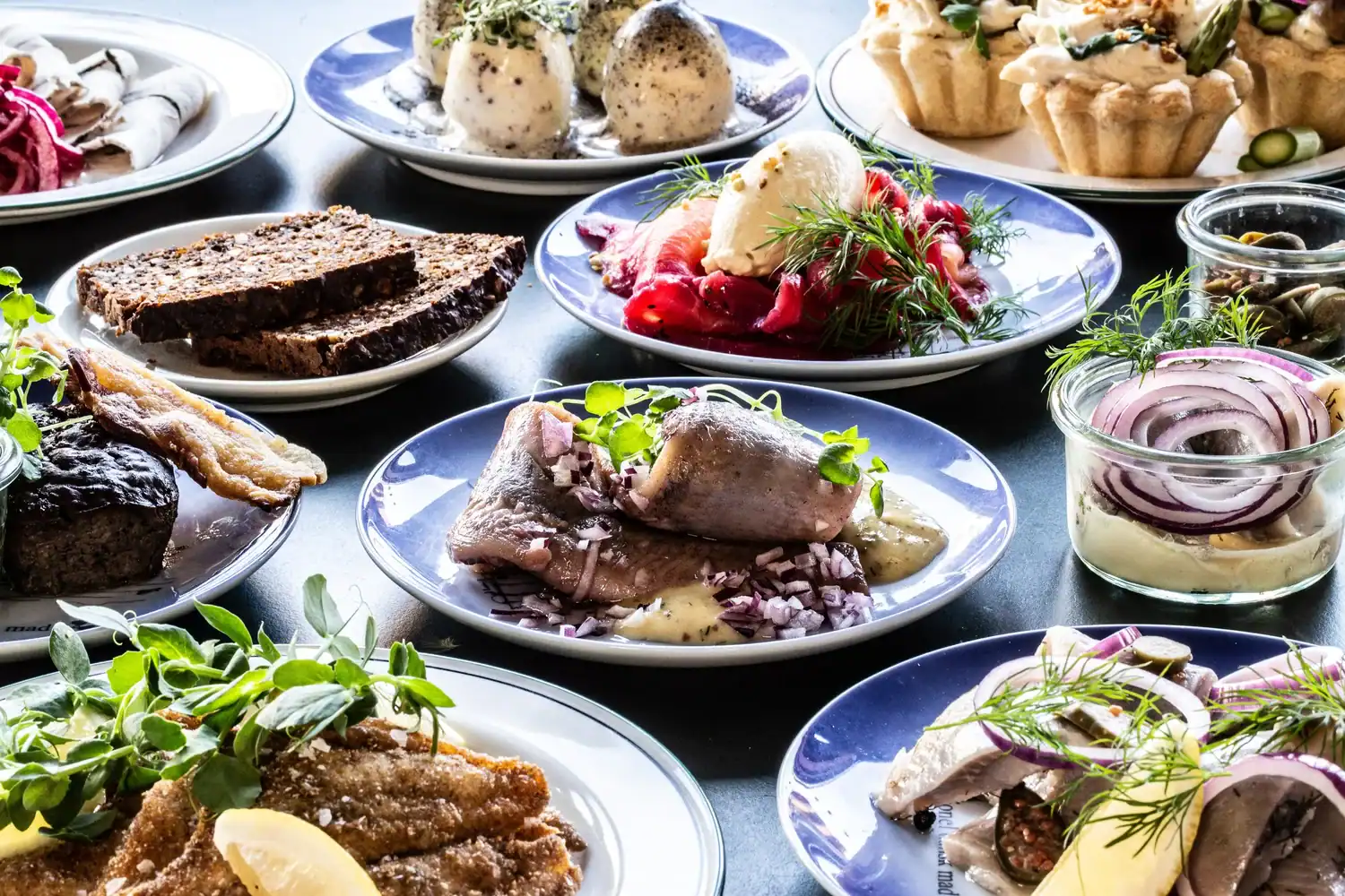 Det kolde bor på faergecafeen på christianshavn