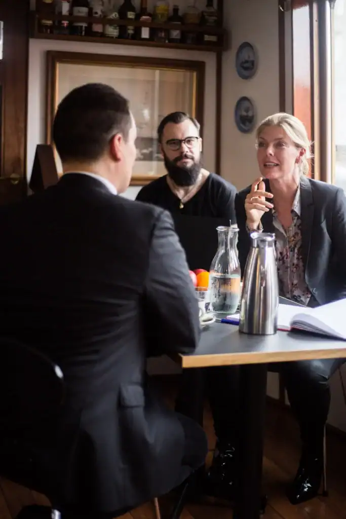 3 personer holder møde