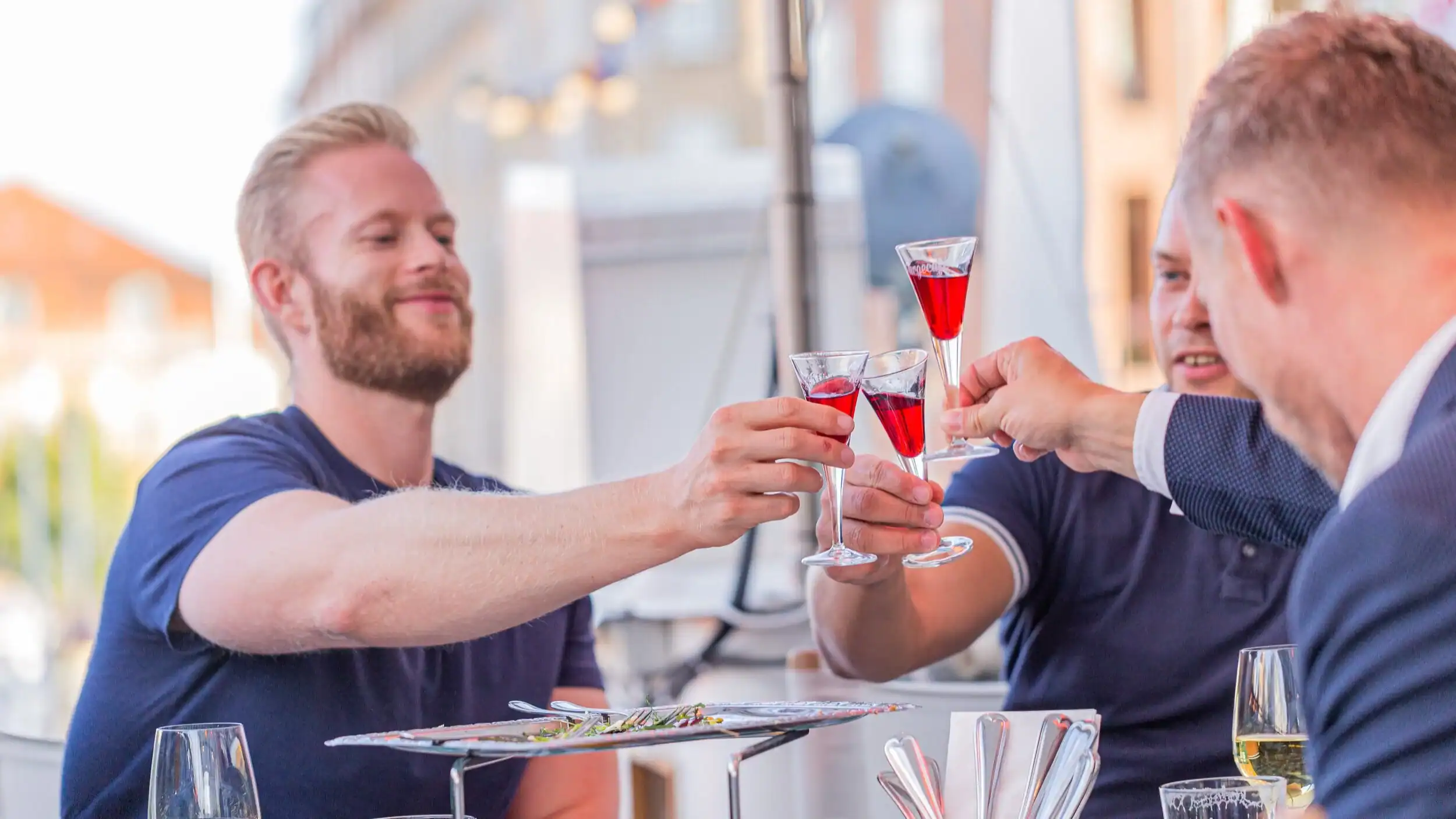 mænd skåler i snaps