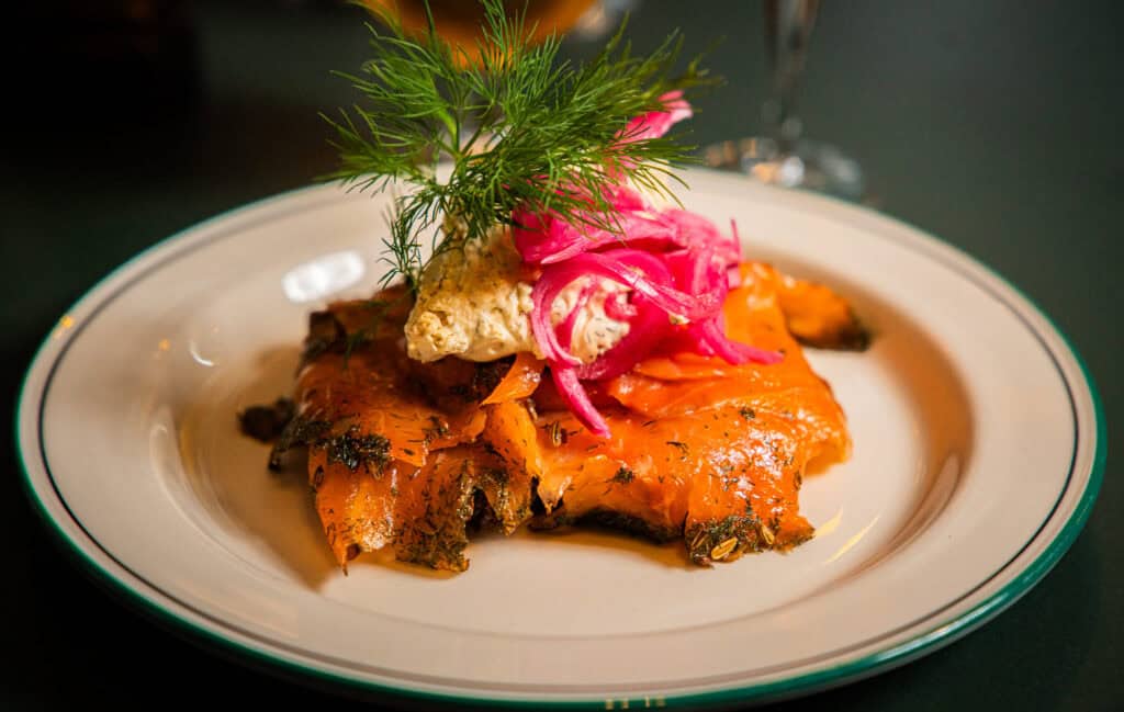 Gravad laks og dild på rugbrød