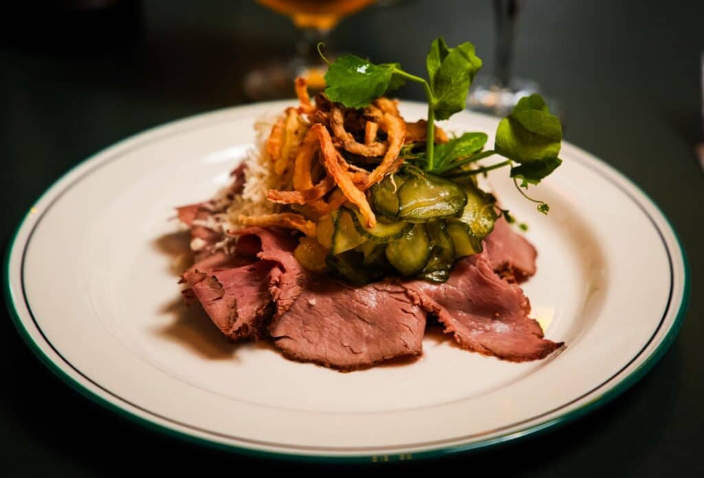 smørrebrød med roastbeef og ristede løg