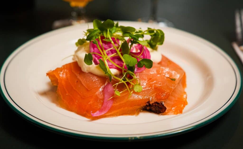 Servering af smørrebrød med laks