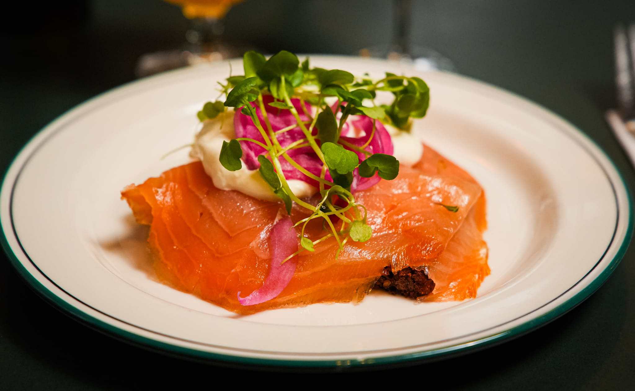 Servering af smørrebrød med laks