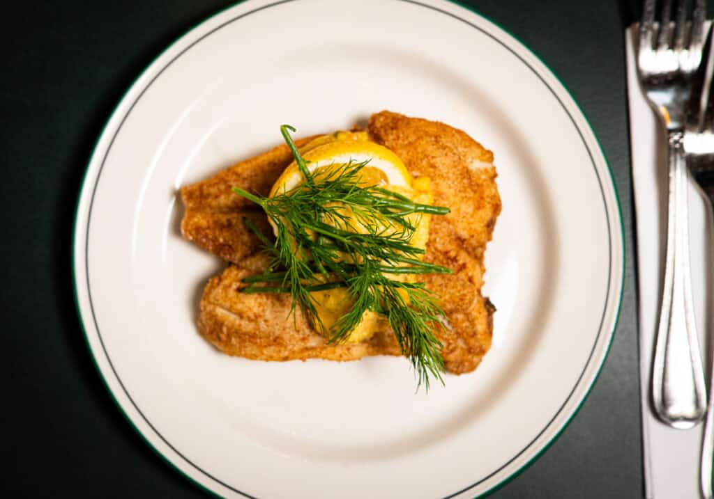 smørrebrød med fiskefilet og remoulade