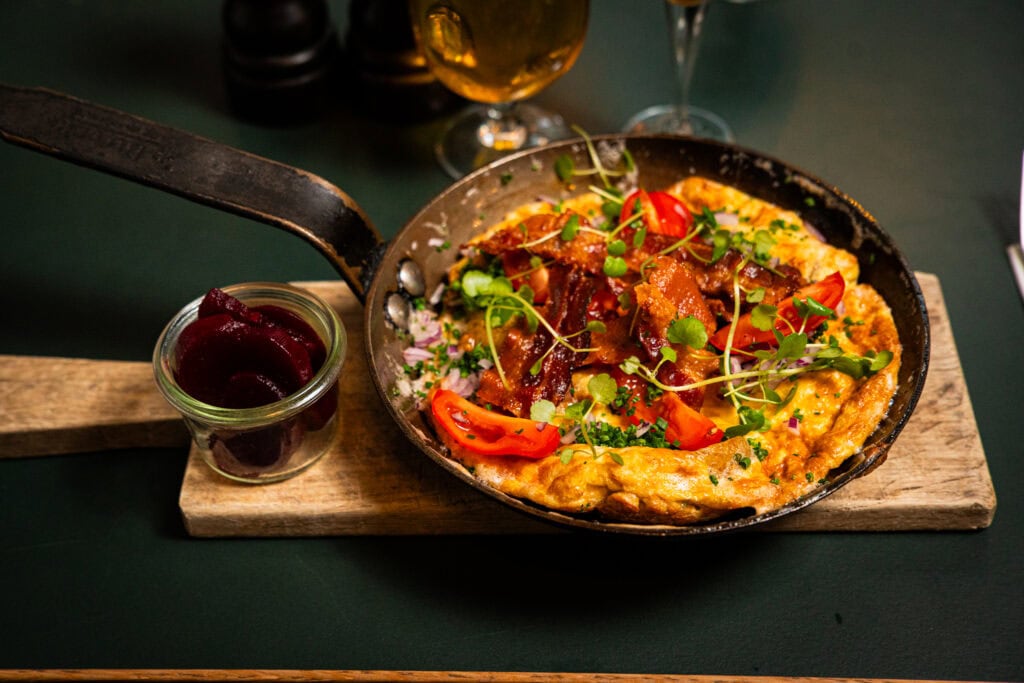 Æggekage servering med rødbeder