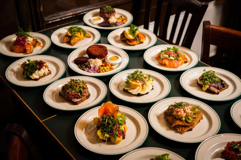 smørrebrødsserveringer på bord