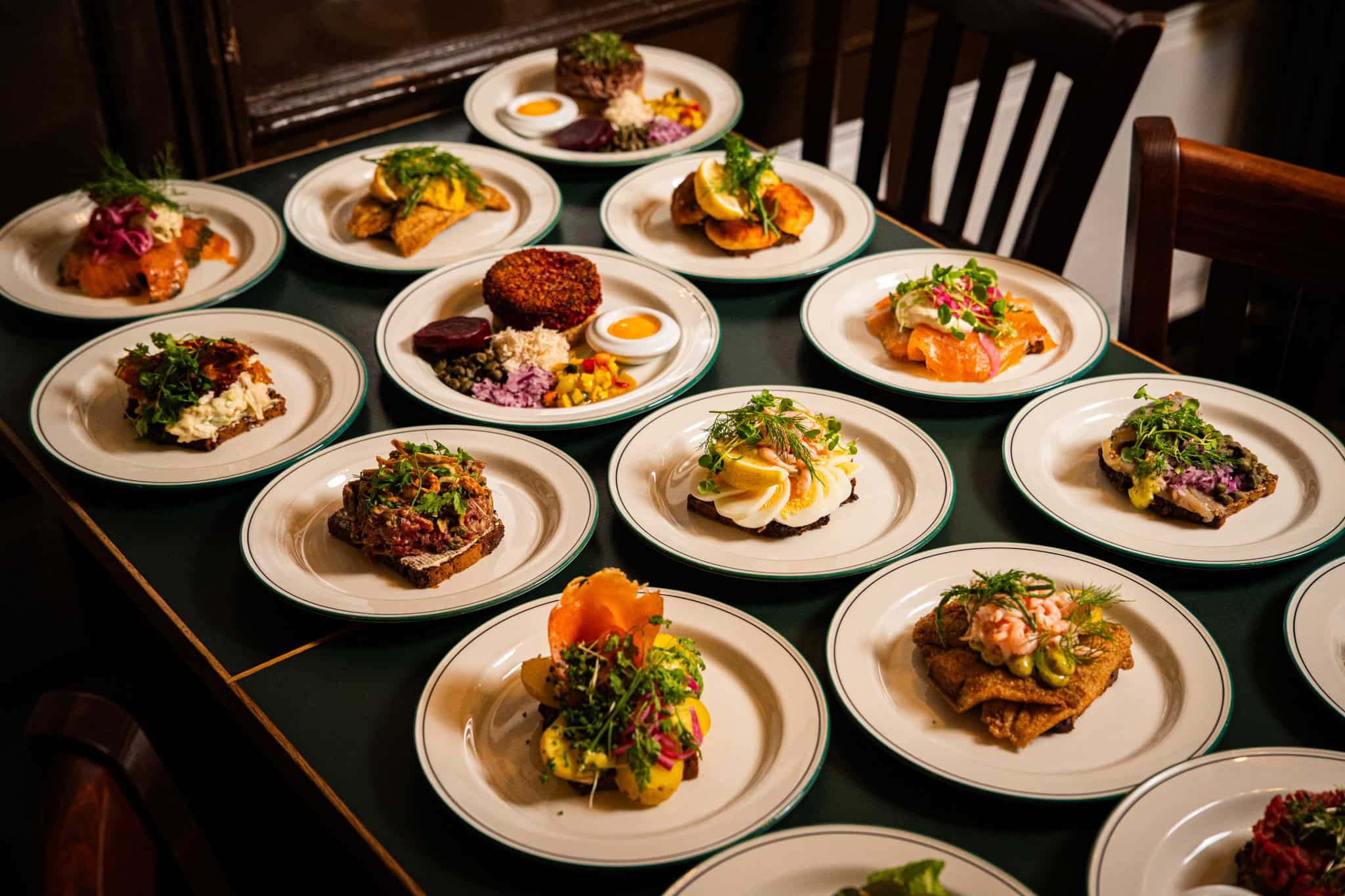 smørrebrødsserveringer på bord